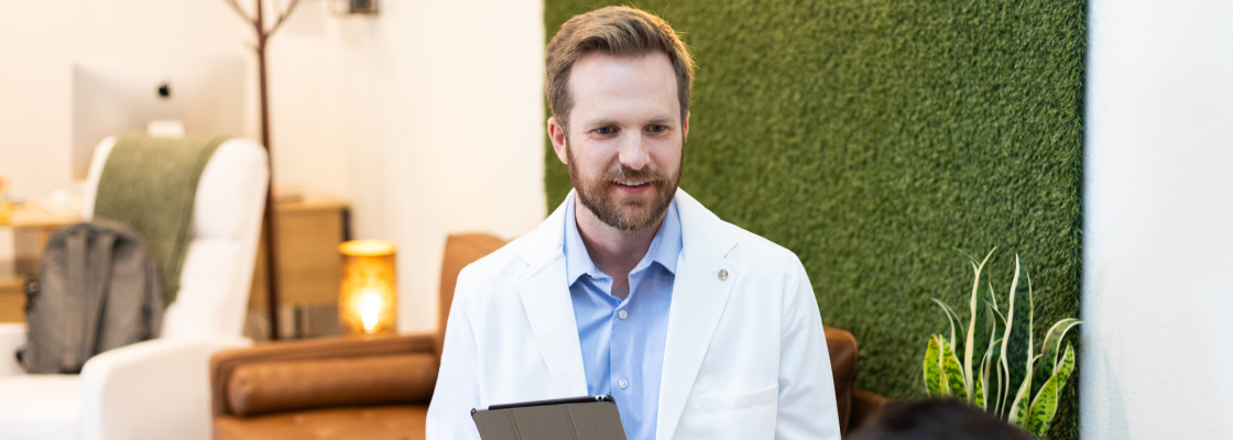 Dr. Brian Lamoreux having a discussion with a patient at the Oasis Health and Medicine clinic